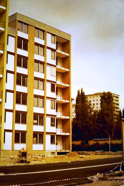 Haus der Siedlung mit gelber Fassade